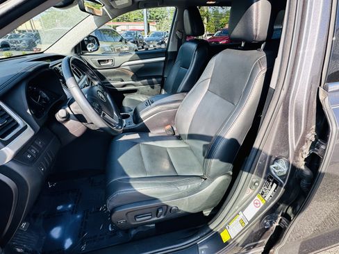 Used 2017 Toyota Highlander XLE AWD/4WD image 3
