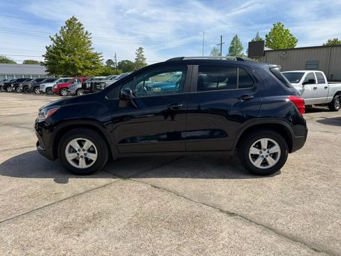 Used 2022 Chevrolet Trax LT w/ Driver Confidence Package image 2