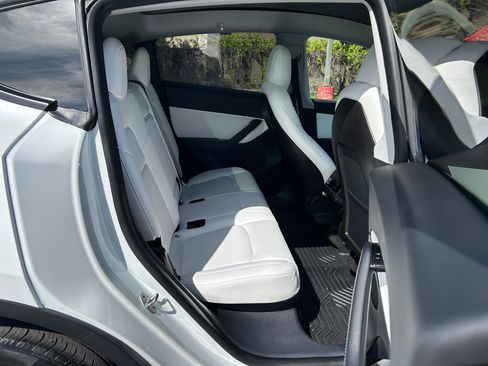 Used 2020 Tesla Model Y Long Range image 23