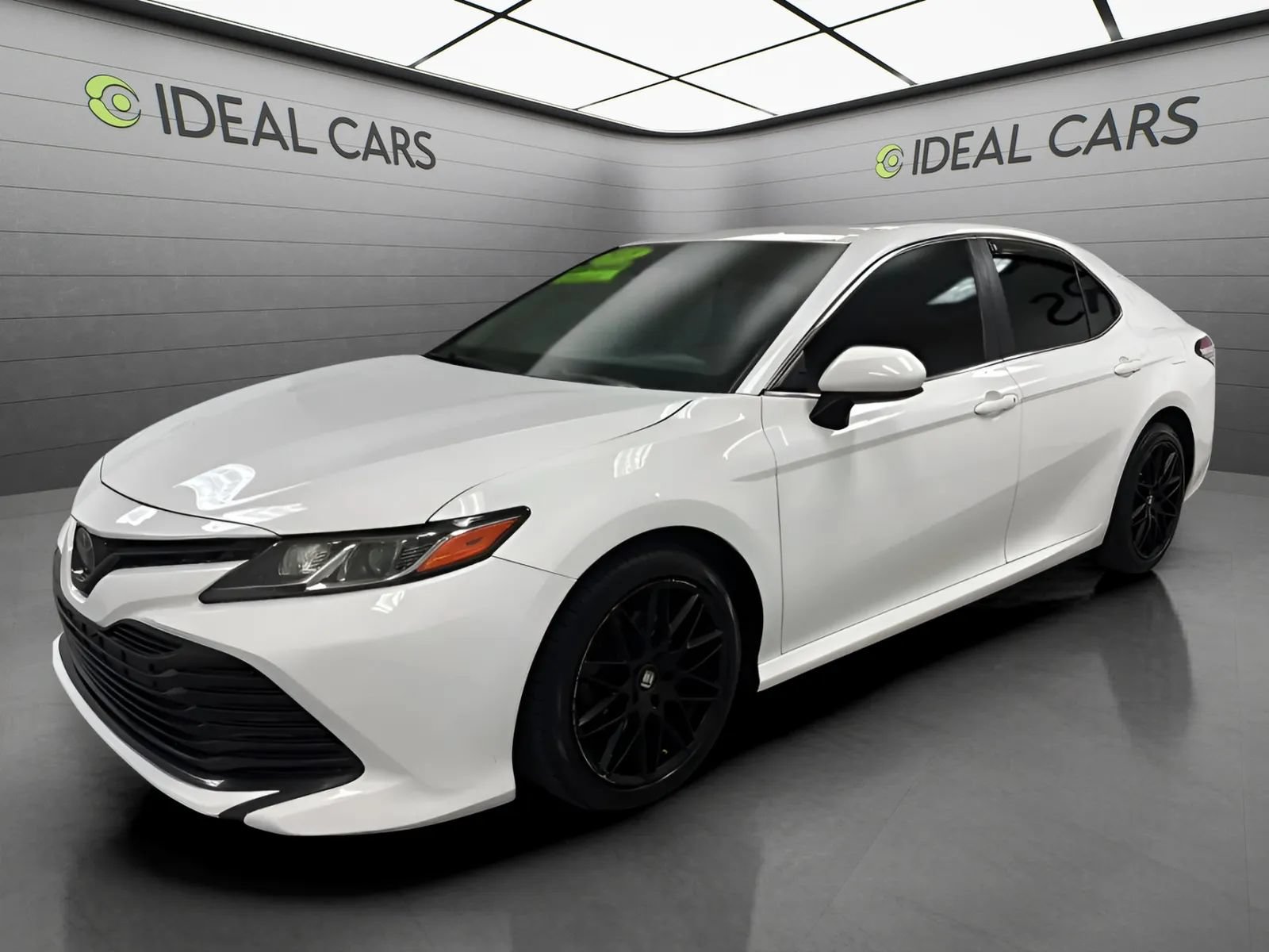 Used 2018 Toyota Camry LE FWD image 1
