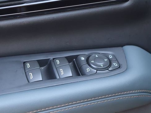Used 2025 GMC Yukon XL AT4 AWD/4WD image 24