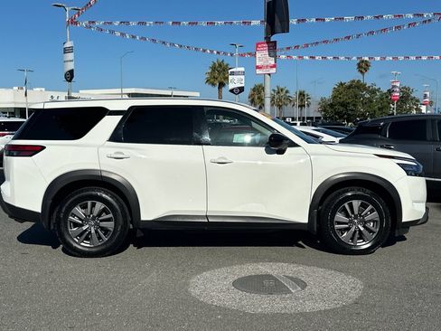 Certified 2024 Nissan Pathfinder S FWD image 3