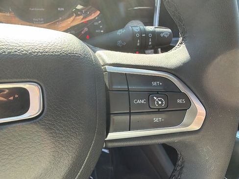 Used 2025 Jeep Compass Latitude image 27