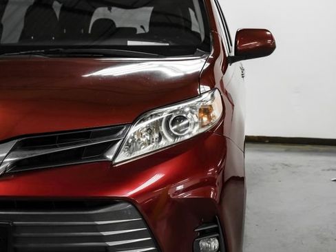 Used 2019 Toyota Sienna XLE Premium FWD image 40