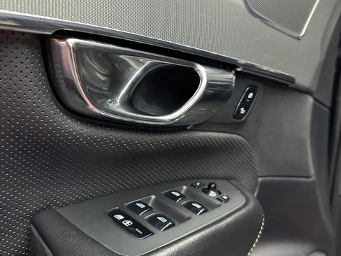 Used 2016 Volvo XC90 T5 R-Design FWD image 9