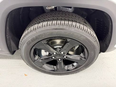 New 2025 Jeep Grand Cherokee Altitude image 4