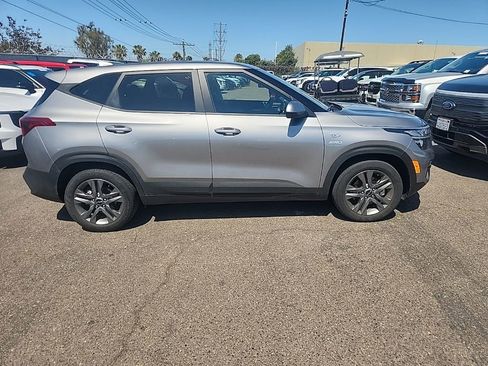 Used 2023 Kia Seltos LX AWD/4WD image 16
