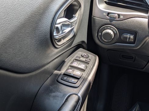 Used 2020 Jeep Cherokee Latitude w/ Cold Weather Group AWD/4WD image 20