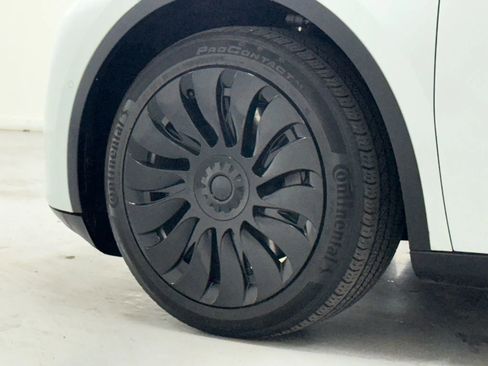 Used 2022 Tesla Model Y Long Range image 44