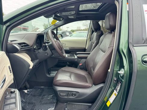 Certified 2021 Toyota Sienna Platinum image 28