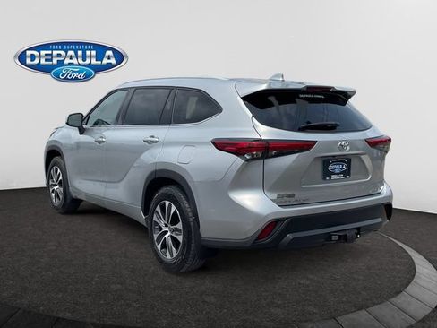 Used 2022 Toyota Highlander XLE AWD/4WD image 4