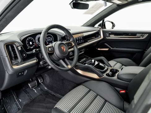 Used 2025 Porsche Cayenne GTS image 4