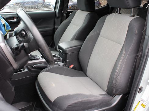 Used 2022 Toyota Tacoma TRD Sport AWD/4WD image 15