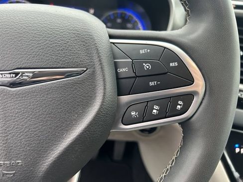 Used 2023 Chrysler Pacifica Touring-L FWD image 31