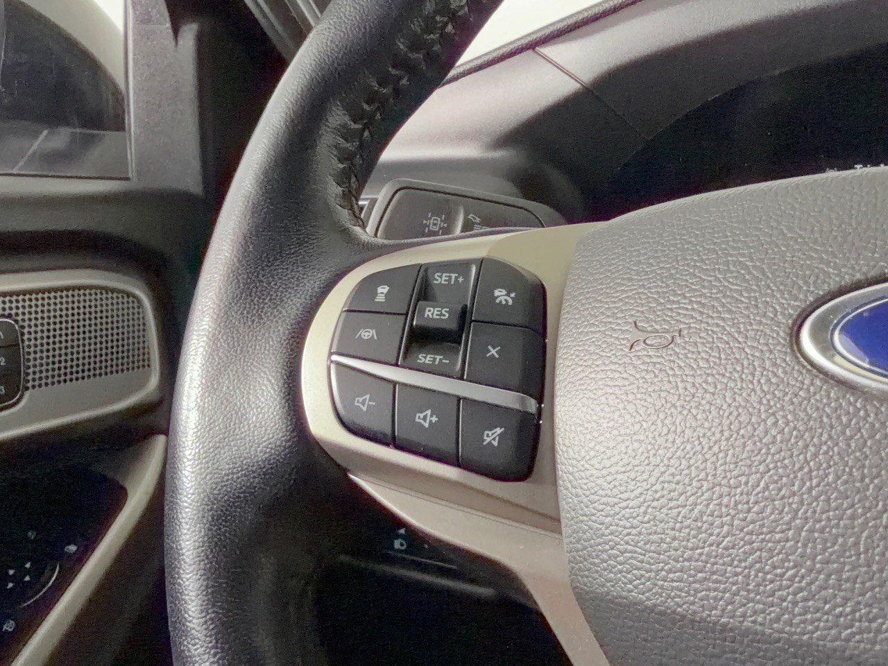 Used 2022 Ford Explorer Limited w/ Equipment Group 301A RWD image 18