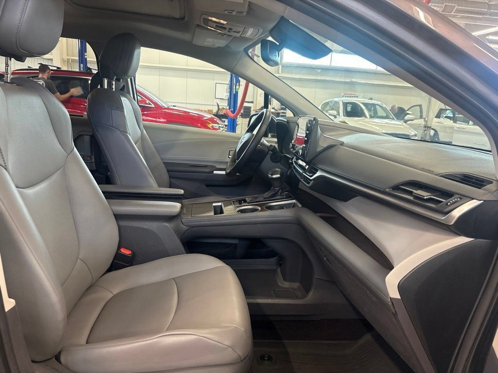 Used 2021 Toyota Sienna XLE AWD/4WD image 15