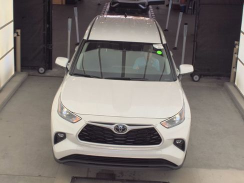 Used 2025 Toyota Highlander LE image 2