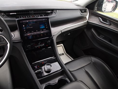 Used 2024 Jeep Grand Cherokee Limited image 15