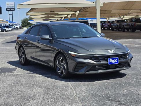 Certified 2025 Hyundai Elantra Limited FWD image 3