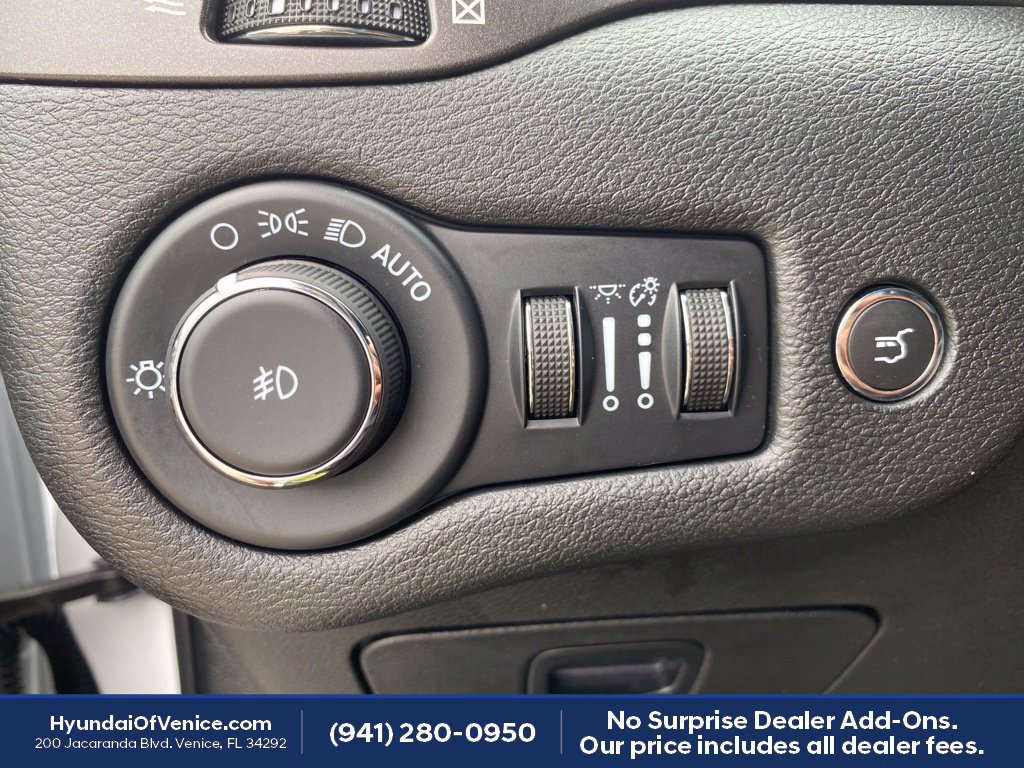 Used 2022 Jeep Cherokee Trailhawk w/ Premium Leather Package AWD/4WD image 15