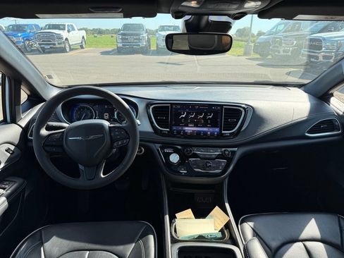 Used 2025 Chrysler Pacifica Limited FWD image 8