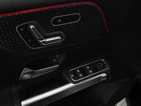 Used 2025 Mercedes-Benz GLB 250 image 8