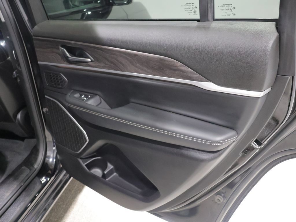 Certified 2022 Jeep Grand Cherokee L Limited AWD/4WD image 22