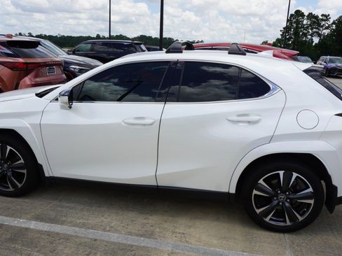 Used 2022 Lexus UX 200 w/ Premium Package FWD image 4