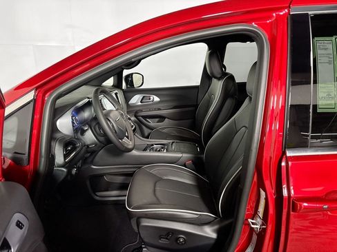 New 2026 Chrysler Pacifica Limited image 11