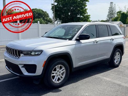 Used 2024 Jeep Grand Cherokee Laredo RWD image 2