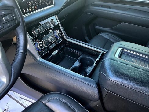 Used 2021 GMC Yukon XL Denali w/ Denali Premium Package AWD/4WD image 18