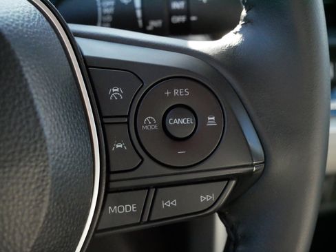 Used 2025 Toyota Corolla Cross LE image 25