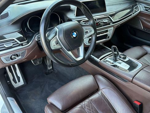 Used 2019 BMW 750i w/ Executive Package RWD image 4