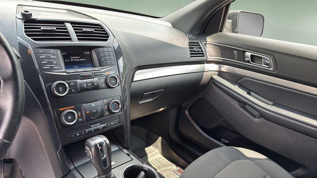 Used 2018 Ford Explorer XLT AWD/4WD image 25