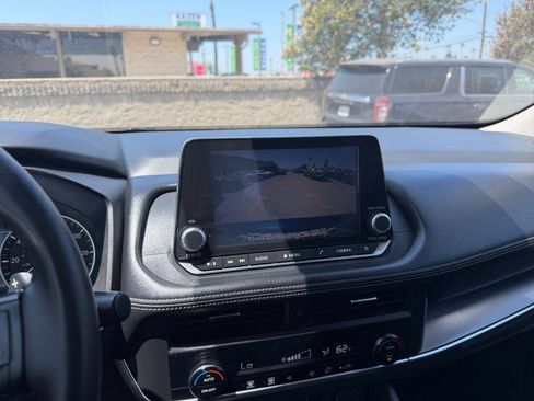 Used 2025 Nissan Rogue SV FWD image 25