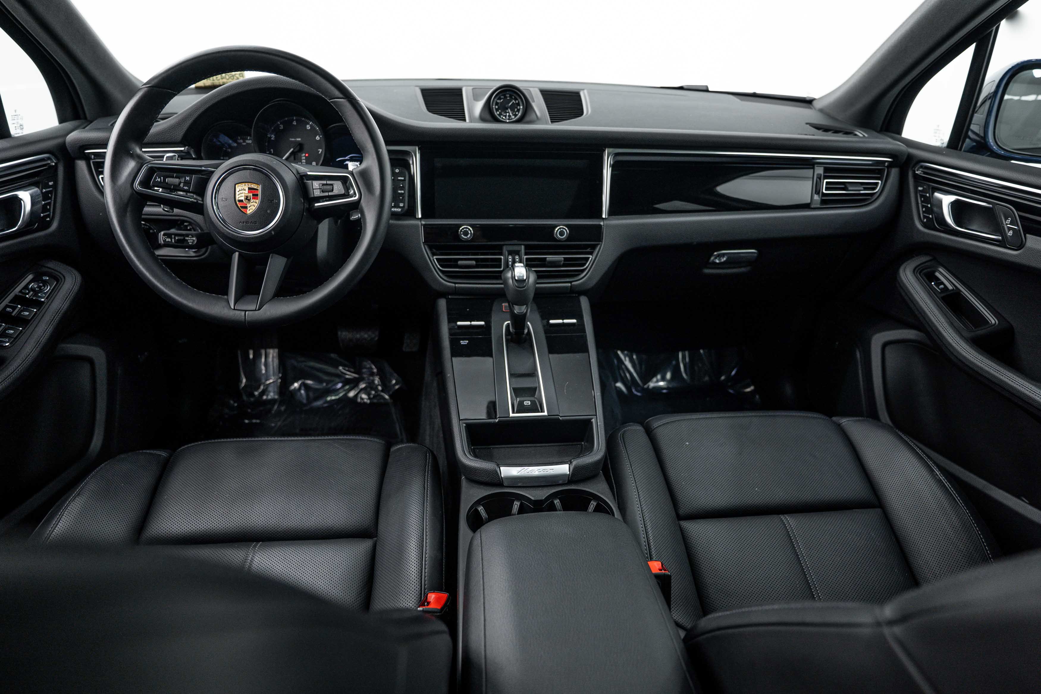 Certified 2025 Porsche Macan AWD/4WD image 22