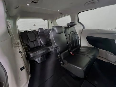Used 2017 Chrysler Pacifica Touring-L Plus w/ Advanced Safetytec Group FWD image 29