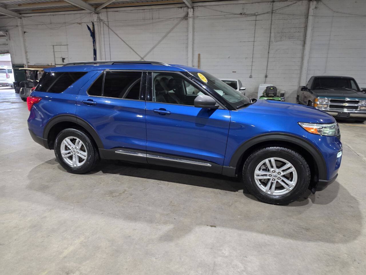 Used 2020 Ford Explorer XLT w/ Equipment Group 202A AWD/4WD image 16
