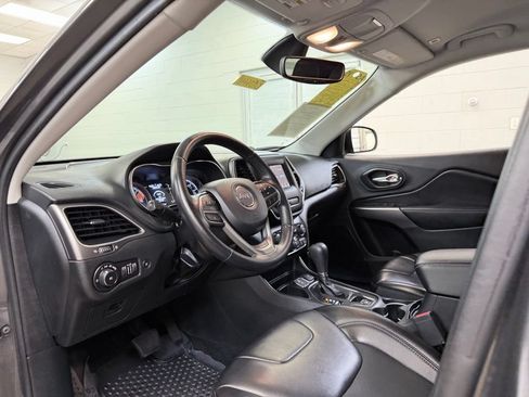Used 2019 Jeep Cherokee Latitude Plus w/ Comfort/Convenience Group FWD image 15
