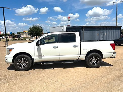 Used 2021 Nissan Titan SV w/ SV Convenience Package AWD/4WD image 2