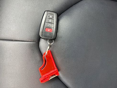 Used 2021 Toyota Highlander XLE FWD image 58