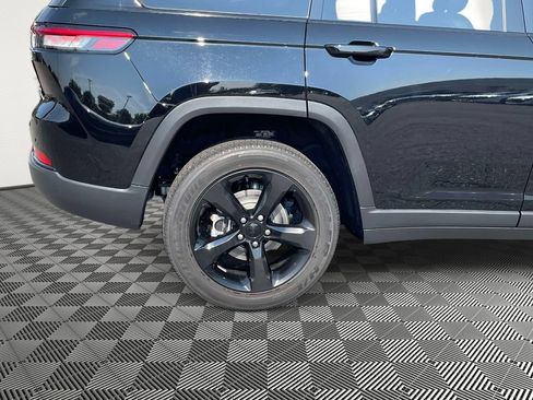 Used 2023 Jeep Grand Cherokee Altitude AWD/4WD image 7