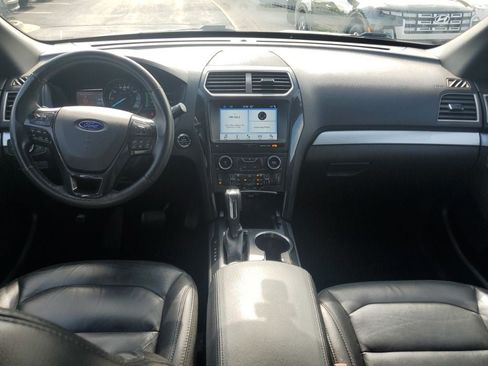 Used 2017 Ford Explorer XLT w/ Equipment Group 202A AWD/4WD image 9