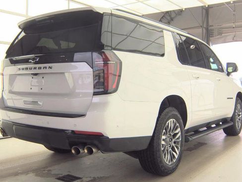 Used 2025 Chevrolet Suburban Z71 AWD/4WD image 9