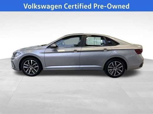 Used 2025 Volkswagen Jetta SE w/ Sunroof Package FWD image 2