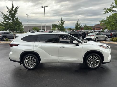 Used 2026 Toyota Highlander Platinum AWD/4WD image 9