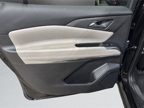 Used 2025 Chevrolet Traverse LT image 41