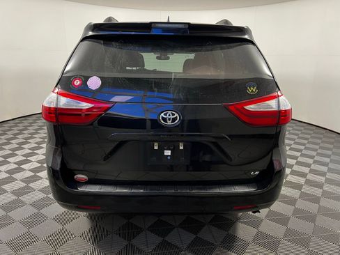 Used 2018 Toyota Sienna LE image 6