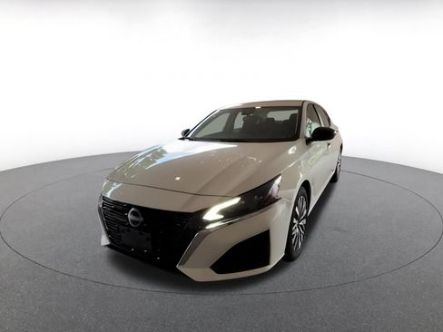 Used 2025 Nissan Altima 2.5 SV FWD image 4