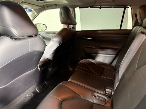Used 2021 Toyota Highlander XLE AWD/4WD image 21